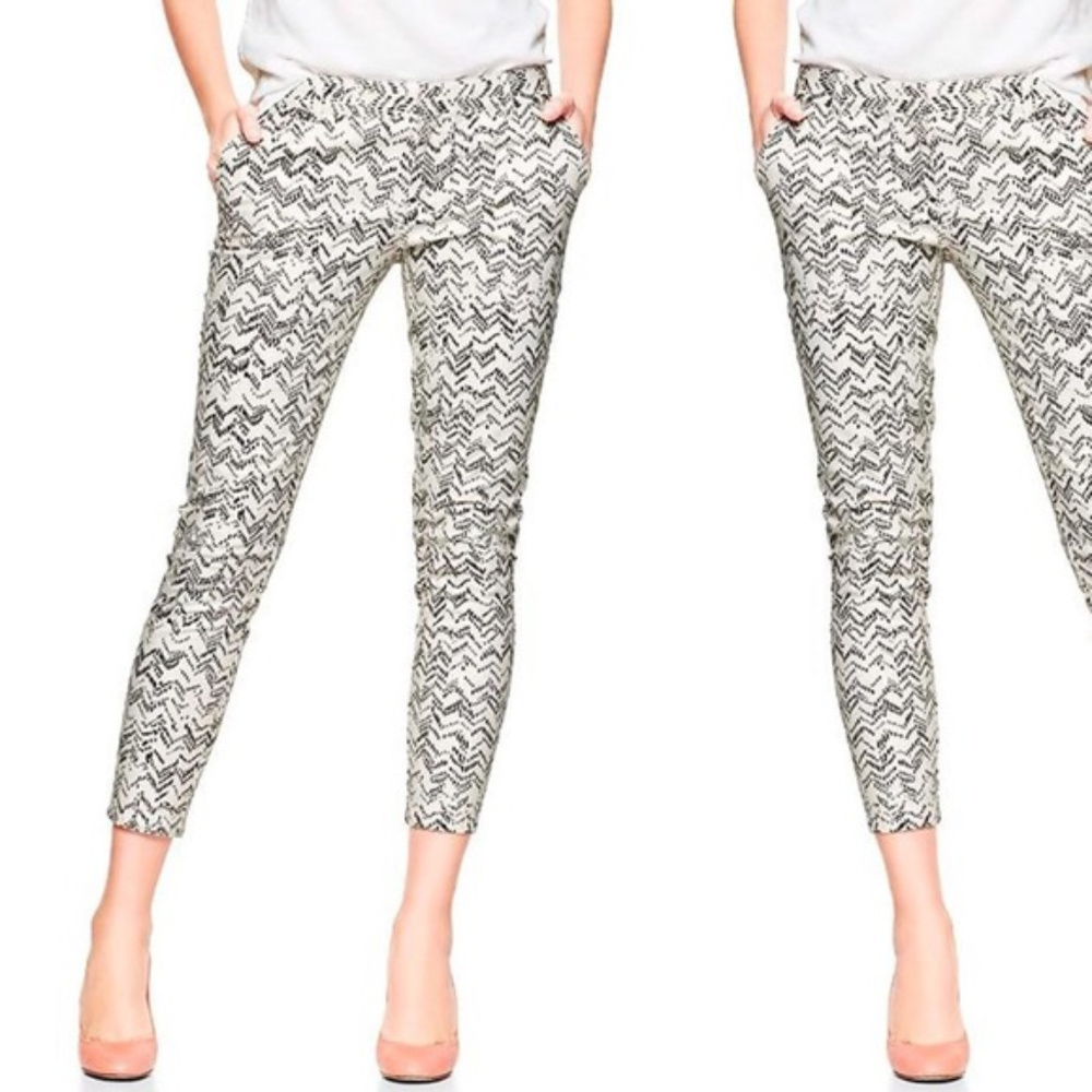 Khakis by Gap White and Black Zig Zag Print